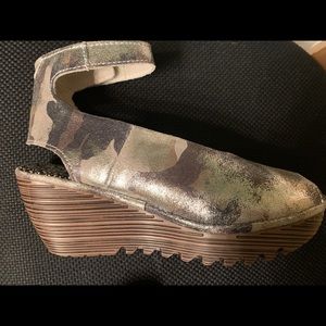 Bernie Mev peep toe metallic camo wedge w/ankle strap. Silver, green, black